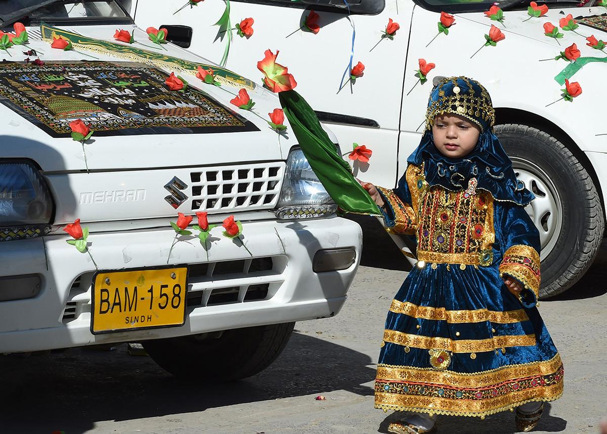 Pakistanilainen muslimityttö viettää juhlapuvussaan profeetta Muhammadin syntymäpäivää. Se ajoittui tänä vuonna länsimaisessa kalenterissa joulukuun ensimmäiselle päivälle. Useimmissa islamin suuntauksissa Muhammadin syntymäpäivää pidetään suurena juhlana, mutta salafistit pitävät sitä harhaoppisena lisäyksenä puhtaaseen oppiin. Samaan tapaan Jehovan todistajat pitävät joulua, Jeesuksen syntymäjuhlaa, tarpeettomana ja vaarallisena lisäyksenä alkuperäiseen kristinuskoon.